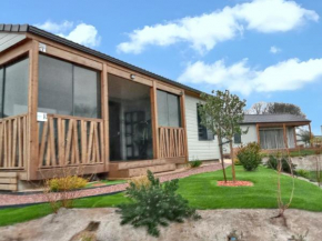 Chalet enchanteur à Arzal avec vue sur lac et piscine partagée